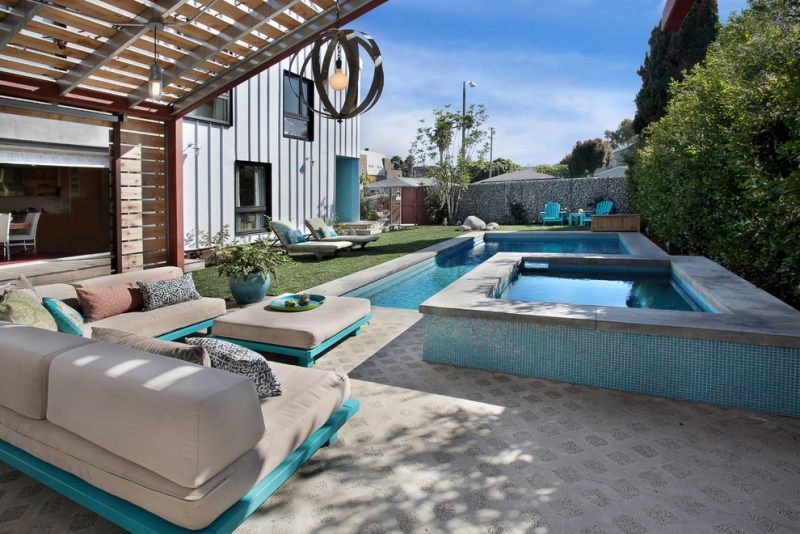 piscine-exterieur-bain à remous-lounge-gris-clair-turquoise-pergola